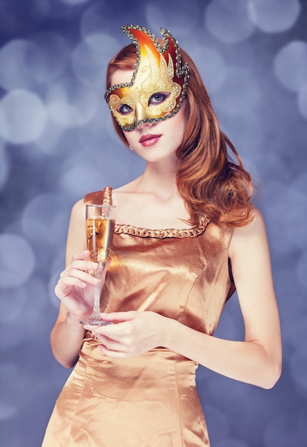 Rothaarige Frauen in Maske mit Champagner