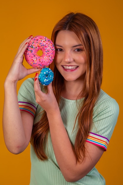 Rothaarige junge Frau mit Donuts