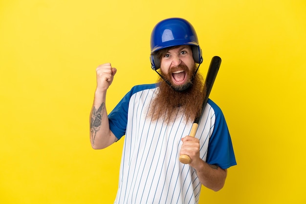 Rothaariger Baseballspieler mit Helm und Schläger einzeln auf gelbem Hintergrund feiert einen Sieg in Siegerposition