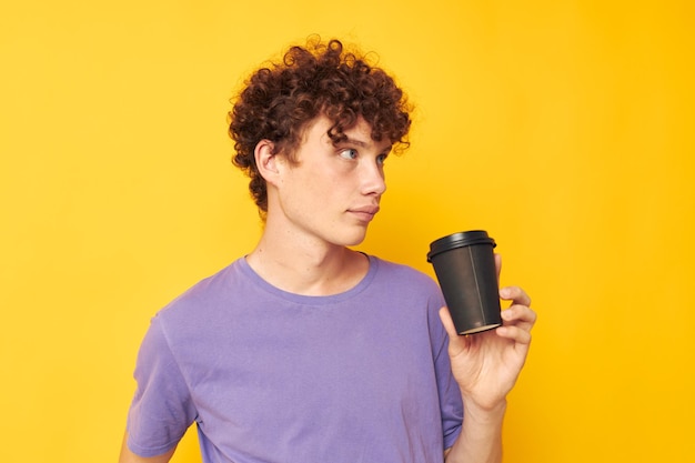 Rothaariger Mann in einem lila T-Shirt mit schwarzem Glas