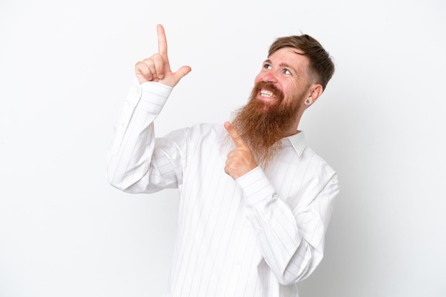 Rothaariger Mann mit langem Bart isoliert auf weißem Hintergrund, der mit dem Zeigefinger eine großartige Idee zeigt