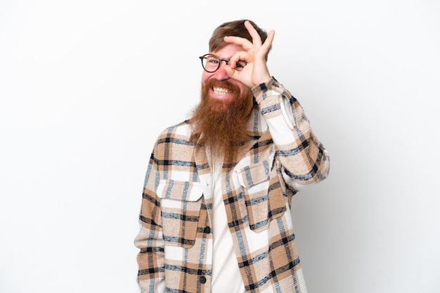 Rothaariger Mann mit langem Bart isoliert auf weißem Hintergrund, der mit den Fingern ein Ok-Zeichen zeigt