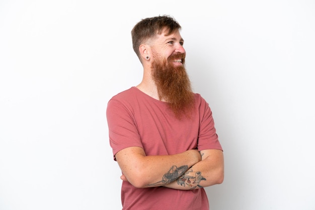 Rothaariger Mann mit langem Bart isoliert auf weißem Hintergrund glücklich und lächelnd