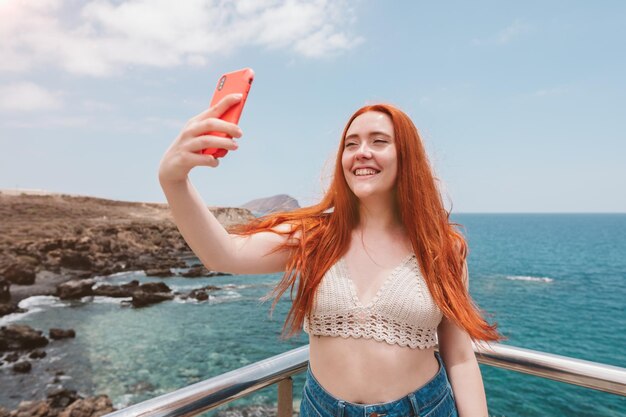 Rothaariges Mädchen, das ein Selfie macht