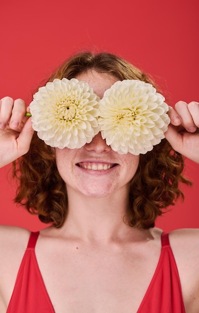 Rothaariges Mädchen mit weißen Blumen