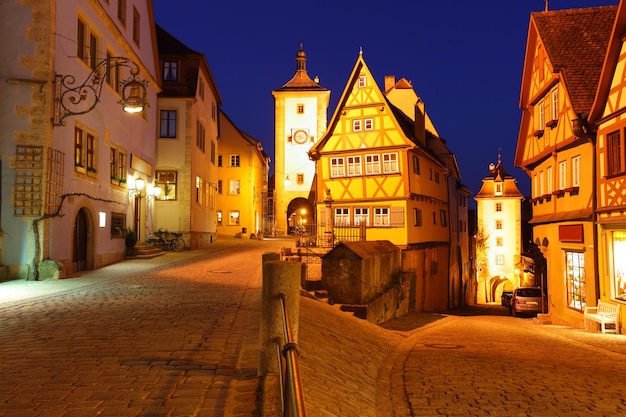 Rothenburg ob der Tauber en la noche, Baviera, Alemania