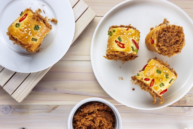 Roti Abon Gulung ou pão doce de fio de carne com recheio de fio de carne desfiado