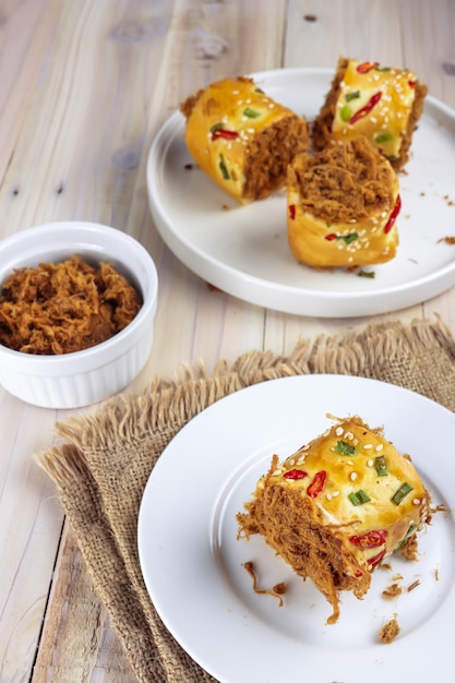 Roti abon gulung ou pão doce de fio de carne com recheio de fio de carne desfiado