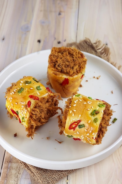 Roti Abon Gulung ou pão doce de fio de carne com recheio de fio de carne desfiado