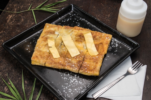 Roti auf schwarzem Teller, indisches Essen