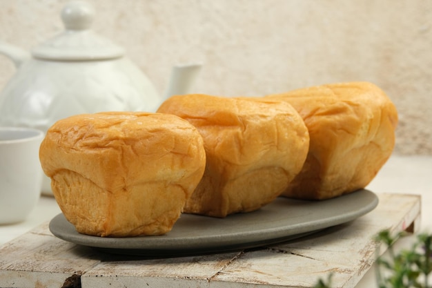 Foto roti bluder o bloeder es un tipo de pan clásico indonesio la textura es muy suave y esponjosa