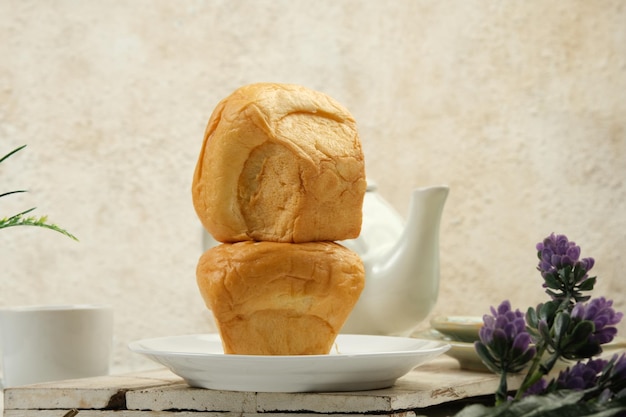 Foto roti bluder o bloeder es un tipo de pan clásico indonesio la textura es muy suave y esponjosa