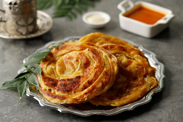 Roti Canai ou Paratha com curry de frango