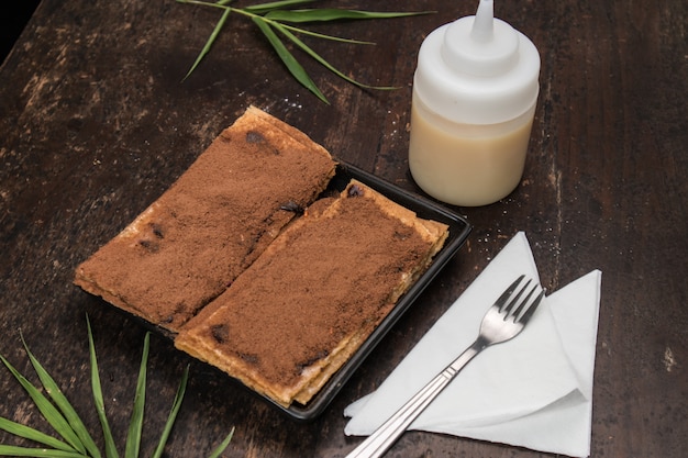 Roti con chocolate en plato negro, comida india