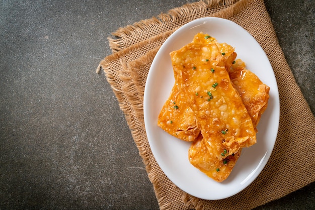 roti crocante com açúcar no prato