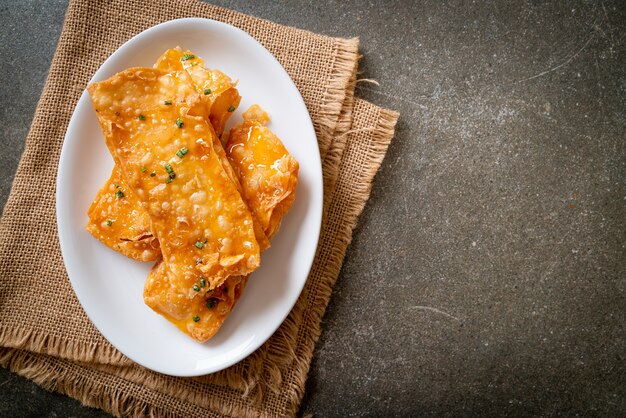 Roti crujiente con azúcar en un plato