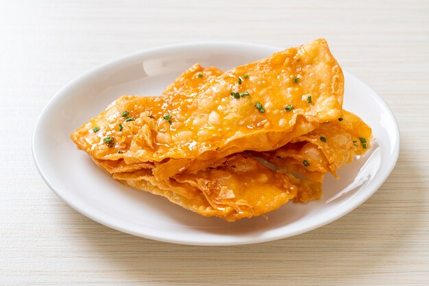 Roti crujiente con azúcar en un plato