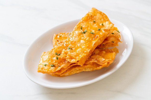 Roti crujiente con azúcar en un plato