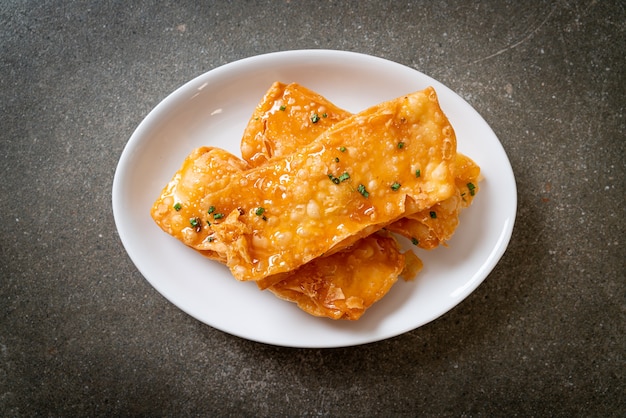 roti crujiente con azúcar en un plato