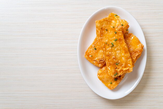 Roti crujiente con azúcar en un plato