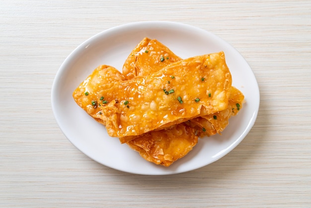 Roti crujiente con azúcar en un plato