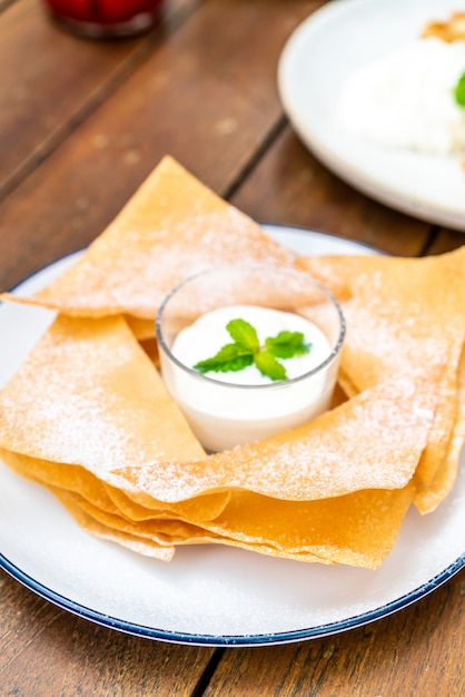 Roti crujiente con leche y salsa de chocolate blanco