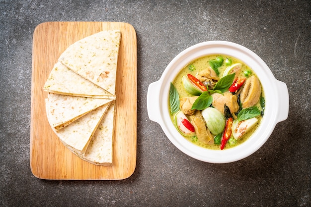 Roti y curry verde con pollo