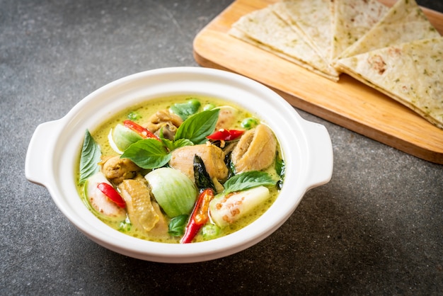 Roti y curry verde con pollo