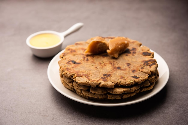 Roti dulce hecho de harina de arroz jaggery y ghee Gud ki roti gur ki roti jaggery Bhakri meethi gud ki roti Comida de invierno Espacio de copia