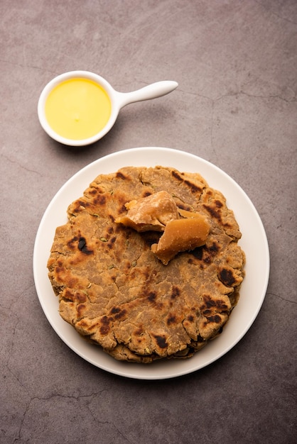 Roti dulce hecho de harina de arroz jaggery y ghee Gud ki roti gur ki roti jaggery Bhakri meethi gud ki roti Comida de invierno Espacio de copia