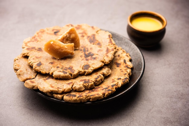 Roti dulce hecho de harina de arroz jaggery y ghee Gud ki roti gur ki roti jaggery Bhakri meethi gud ki roti Comida de invierno Espacio de copia