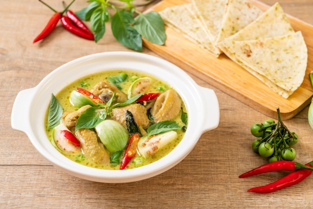 Roti e curry verde com frango