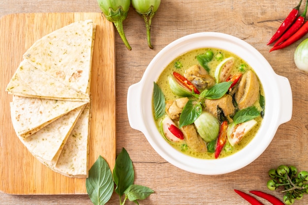 Roti e Curry Verde com Frango