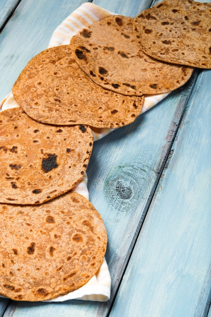 Foto roti fresco apilado sobre una tela de cocina