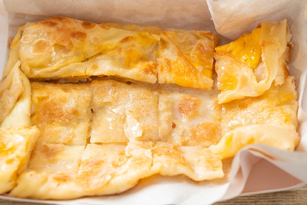 roti frito con huevo y leche condensada azucarada