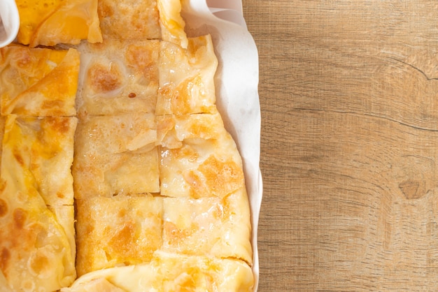 Foto roti frito con huevo y leche condensada azucarada