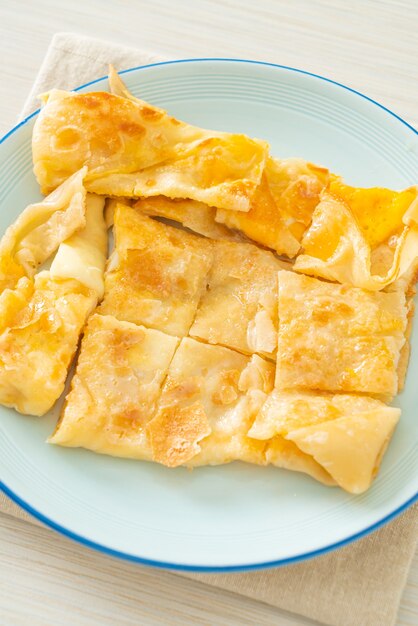 roti frito con huevo y leche condensada azucarada