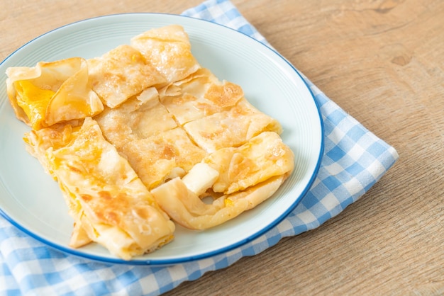 roti frito con huevo y leche condensada azucarada