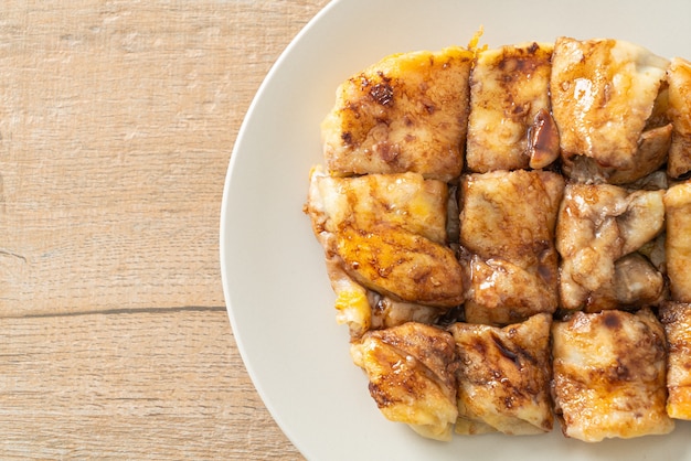 roti frito con huevo, plátano y chocolate