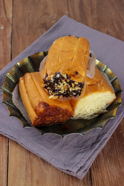 Roti gulung Brötchenbrot in einem Teller auf dem Holztisch