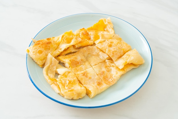 Roti con huevo y leche condensada azucarada