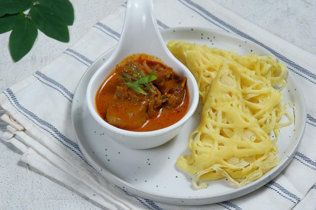 Roti Jala o panqueque de encaje o crepe de red servido con cordero o cordero al curry