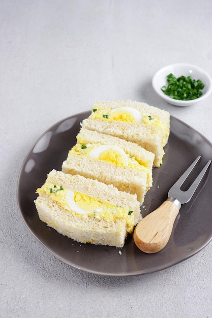 Roti lapis telur mayonesa Tamago Sando es un sándwich de huevo japonés