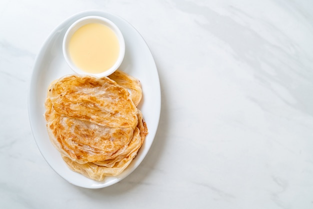 Roti con leche condensada azucarada (postre) - estilo de comida musulmana