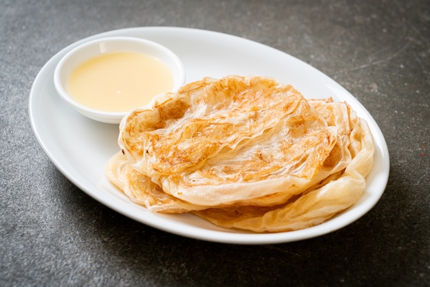 Roti con leche condensada azucarada