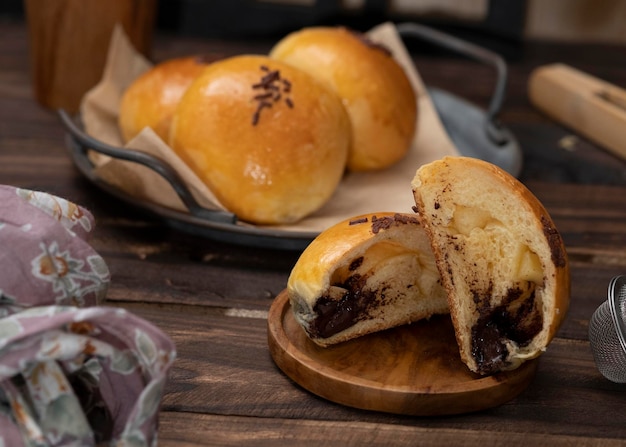 Roti manis coklat é um pão macio recheado com chocolate, este pão tem um sabor doce
