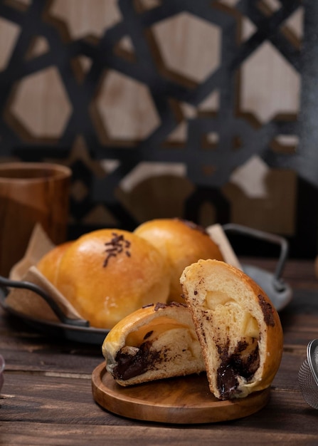 Roti manis coklat es un pan suave relleno de chocolate, este pan tiene un sabor dulce