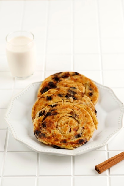 Roti Maryam oder Canai Cokelat Fladenbrot mit Schokoladenstückchen im Inneren