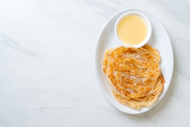 Roti mit gesüßter Kondensmilch (Dessert)