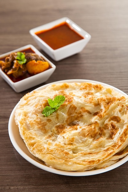 Roti Parata o Roti canai con salsa curry de cordero